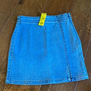 NWT RSQ Denim Skirt with side zip. Size Small (Fits like 8/10)